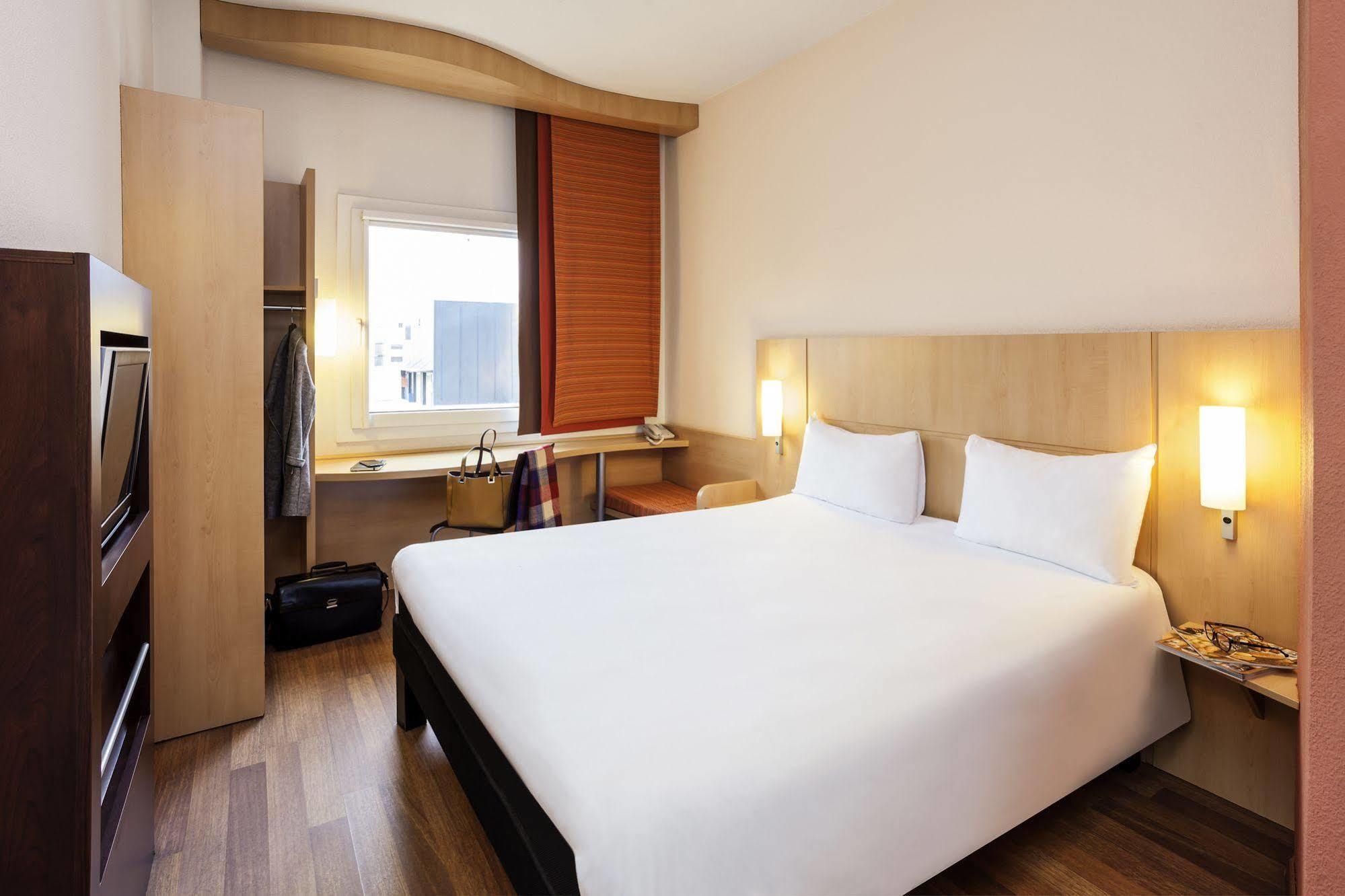 Ibis Budget Girona Costa Brava Exterior photo